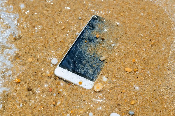 Iphone tombé dans l'eau : 5 conseils clés